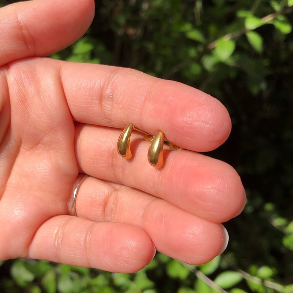 18K Gold Plated Gold Simple Earrings - Picture 5 of 6
